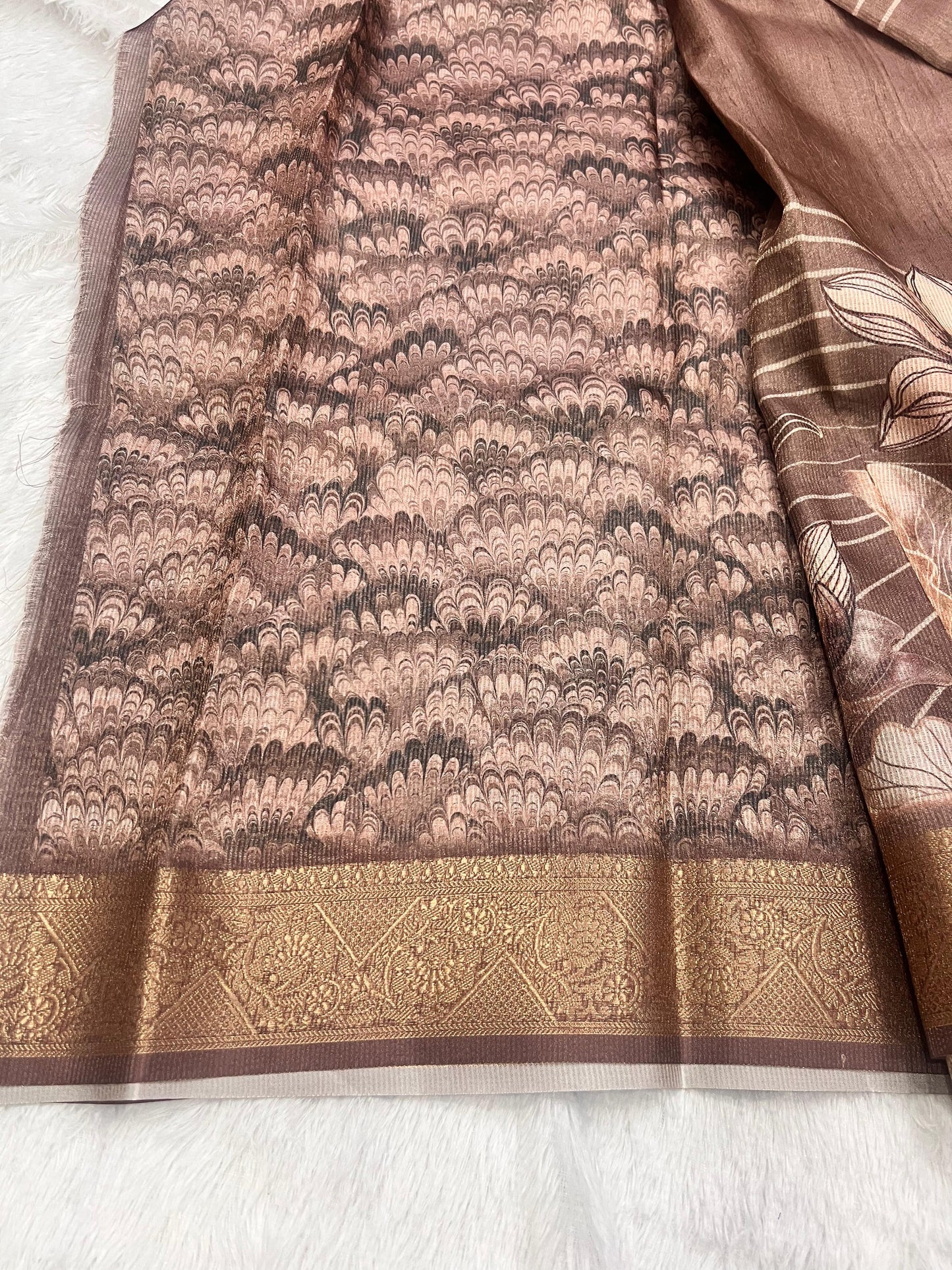 Tusser saree with Symmetric Lines