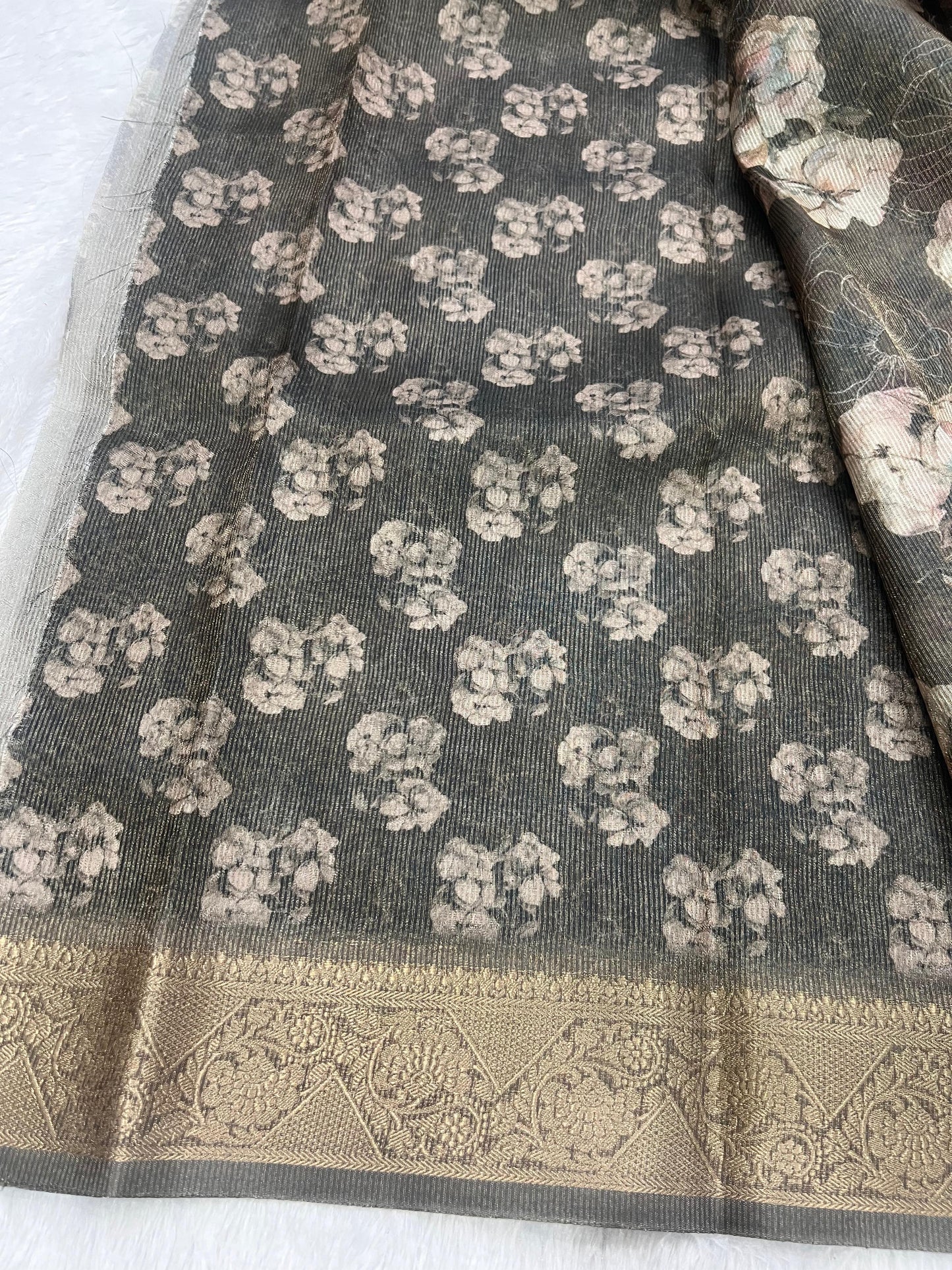 Tusser saree with Symmetric Lines
