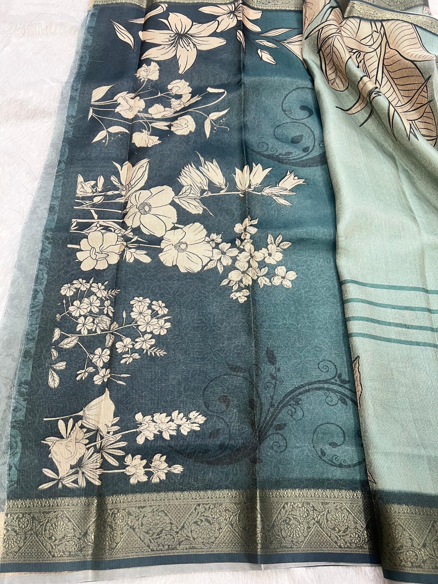 Tusser saree with Symmetric Lines